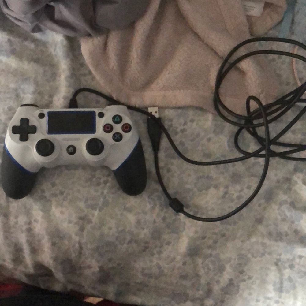 Rand new ps4 controller, wired - Picture 2 of 3
